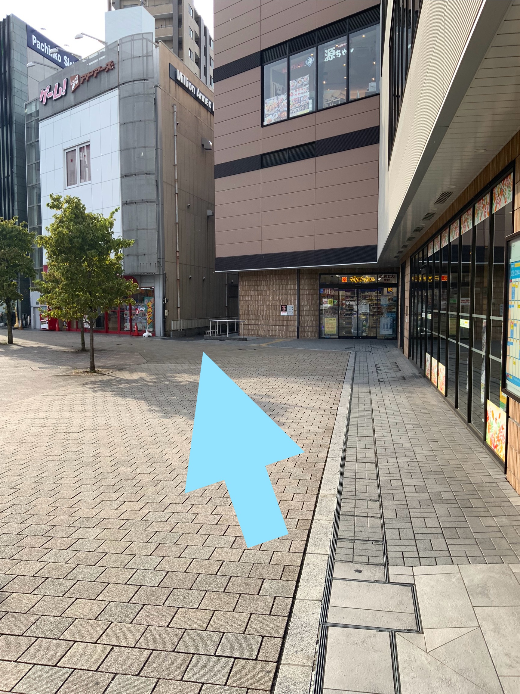 { マツモトキヨシさんが見えますので、左手の路地に向かいます。 }